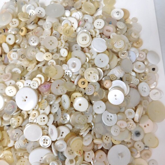 Lot of 2 lbs Plastic Acrylic White Ivory Beige Clear Cream Buttons - Picture 6 of 6